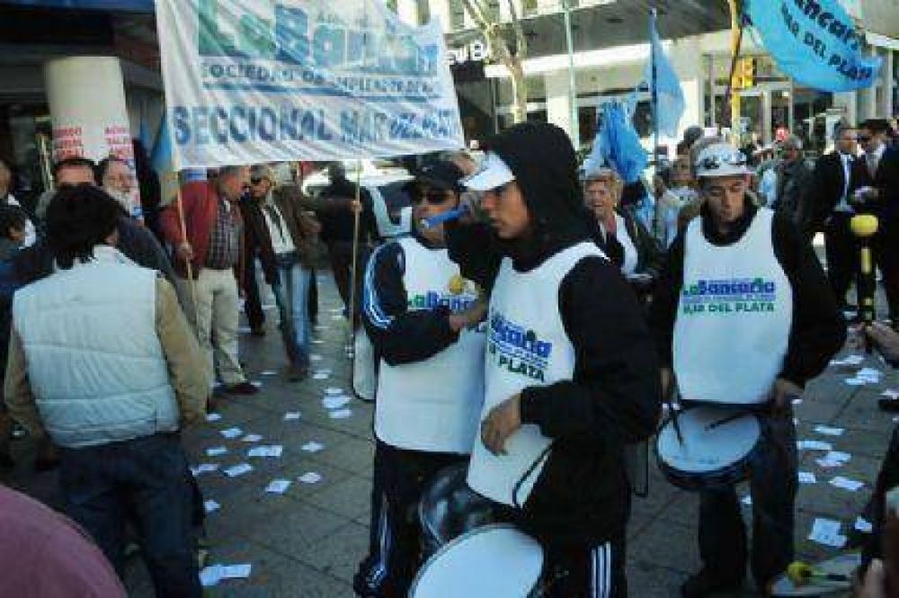 Los bancarios levantaron el paro y Trabajo lo multo con $ 5.000 por cada obrero que se adhiri�