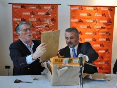 Restauraci�n del puente ferrocarretero: Curetti y Ferreira encabezaron el acto de apertura de sobres