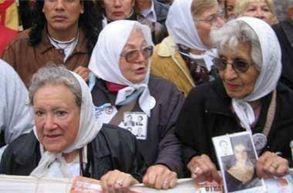 Madres de Plaza de Mayo recordaron los 34 a�os de la primera manifestaci�n p�blica