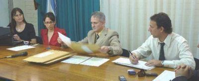 Romero presidi� la licitaci�n de 10 mil conjuntos escolares