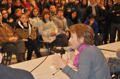 Una gobernadora sin respuestas asegur� a los vecinos de Chacra XIII, �no podemos sacarlos� 