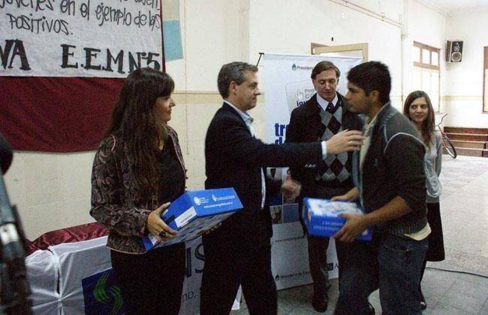 Entregaron m�s de 1.100 computadoras a alumnos marplatenses