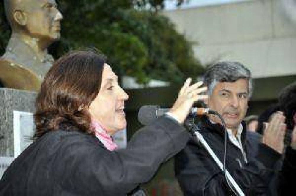 Rosso habl� a los empleados de Curtarsa y dijo que no se cerrar�n empresas en Luj�n 