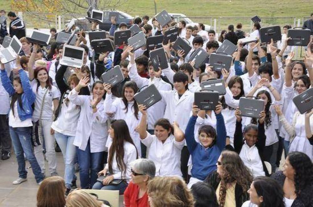 "Superamos las 2000 Netbooks entregadas, pero nuestro desaf�o es seguir conectando a m�s j�venes"