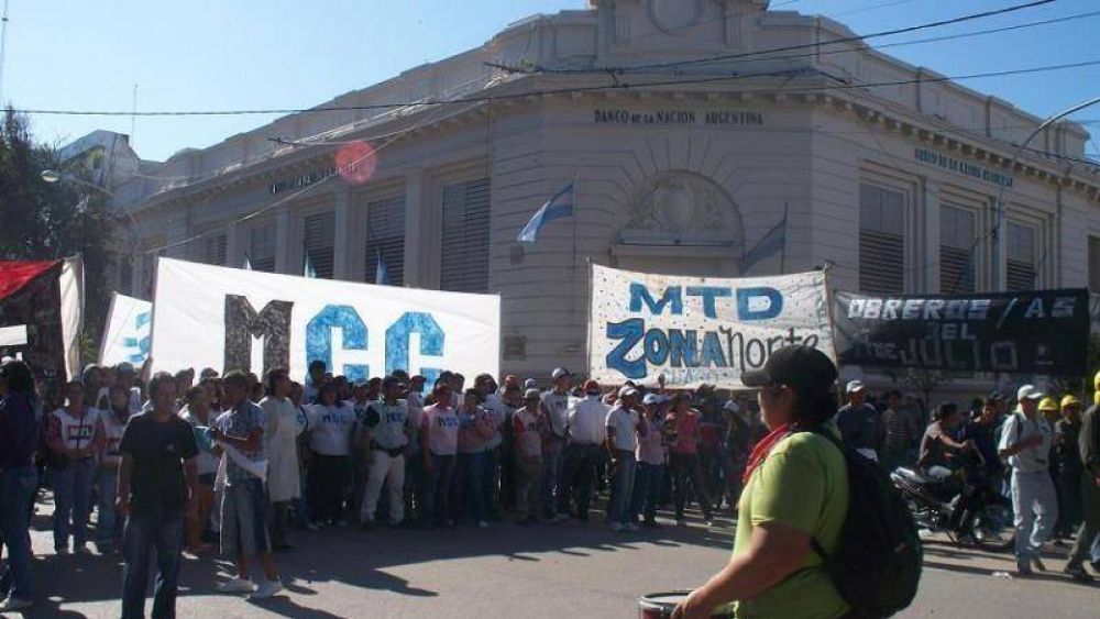 Los movimientos sociales festejaron el 1 de mayo por anticipado en la plaza 
