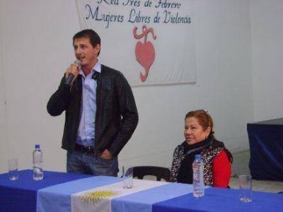 Graciela Cama�o y Mart�n Jofr� visitaron barrios de Tres de Febrero
