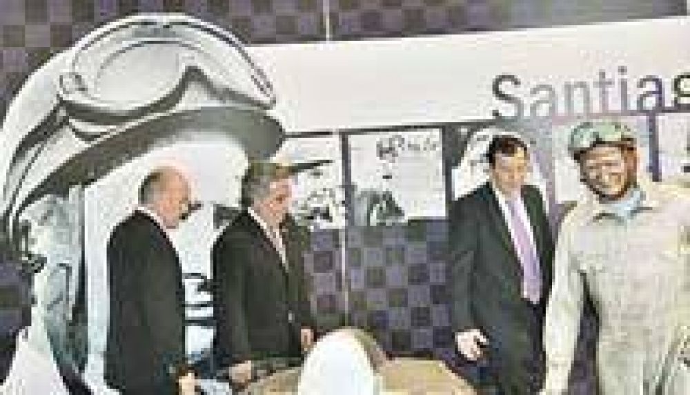 Zamora abri� la muestra que homenajea a Fangio a 100 a�os de su natalicio 