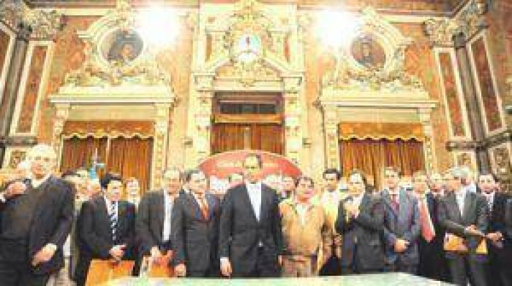 La Provincia asign� recursos para la seguridad ciudadana en 32 municipios: A Varela llegan obras a la Comisar�a 3ra