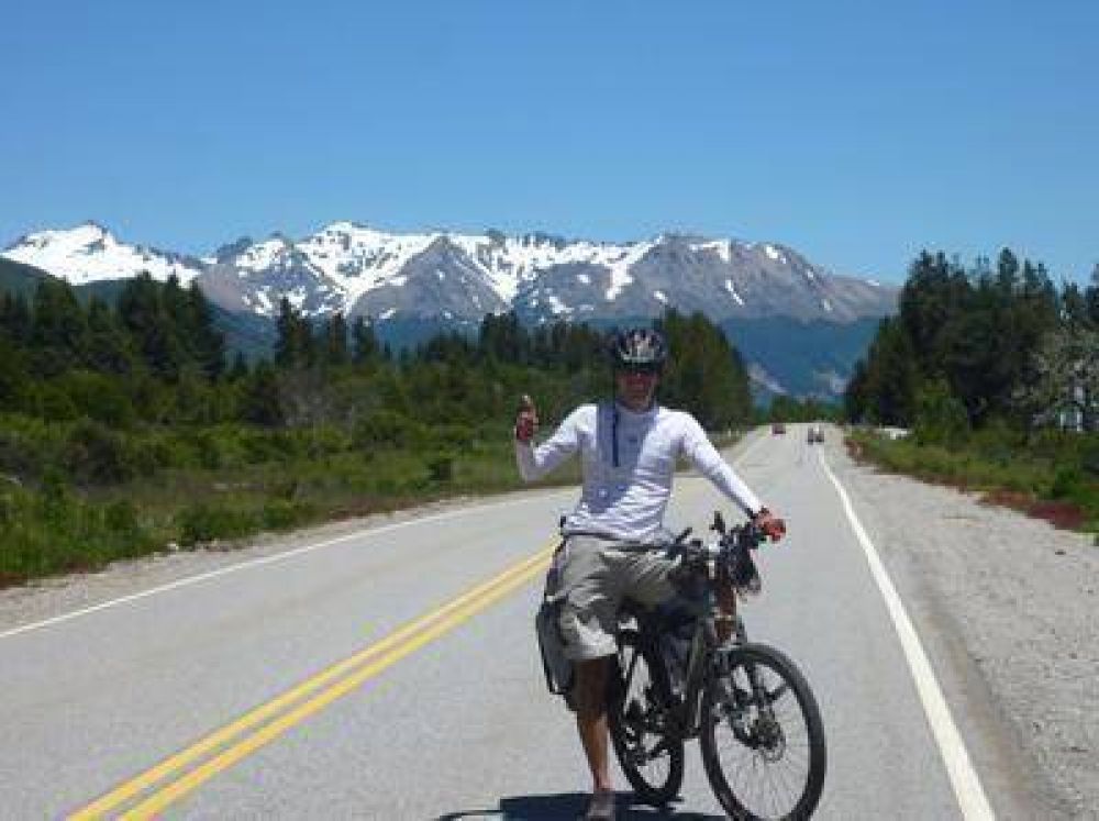 Carlos Caravajal recorre Sudam�rica en bicicleta, con un mensaje ambiental