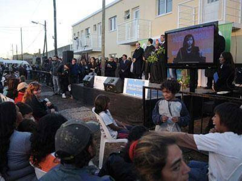 En Avellaneda, Mussi entreg� las primeras casas para relocalizar a 18 familias