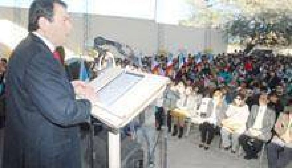El gobernador inaugur� una escuela y resalt� la inversi�n de su gesti�n en obras 