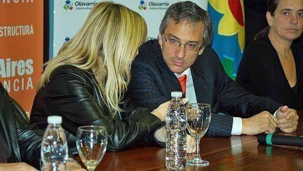 Infraestructura de la Provincia aport� fondos por 5,5 millones, entreg� viviendas y recorri� obras