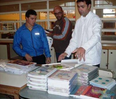 La C�mpora entreg� material did�ctico y guardapolvos a Centro Complementario