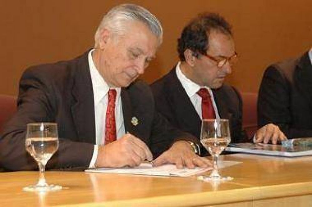 SAN MART�N - SCIOLI E IVOSKUS FIRMARON CONVENIO PARA REFACCI�N DE COMISAR�AS