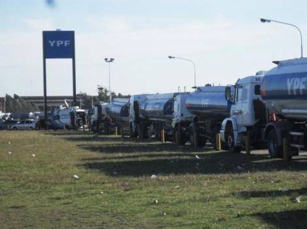 Sindicato de camioneros reclaman aumentos salariales frente a la empresa YPF de Laferrere