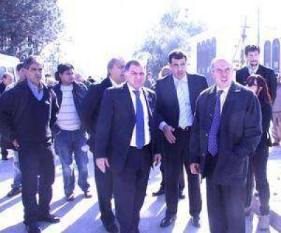 Intendentes de Varela y Berazategui recorrieron juntos las obras del Camino del Touring Club