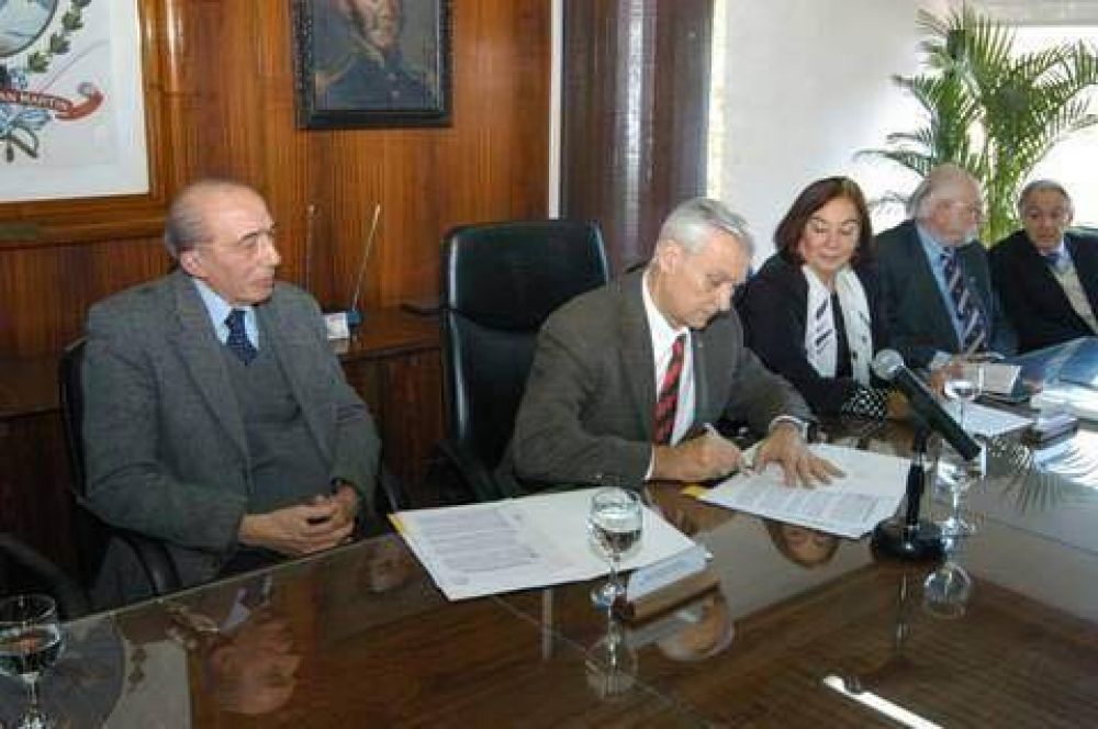 SAN MART�N - IVOSKUS FIRM� CONVENIO CON LA UNIVERSIDAD DEL SALVADOR PARA CAPACITAR PERSONAL DE SALUD