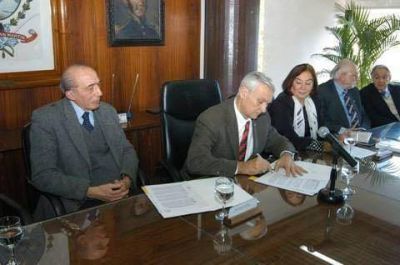 SAN MART�N - IVOSKUS FIRM� CONVENIO CON LA UNIVERSIDAD DEL SALVADOR PARA CAPACITAR PERSONAL DE SALUD