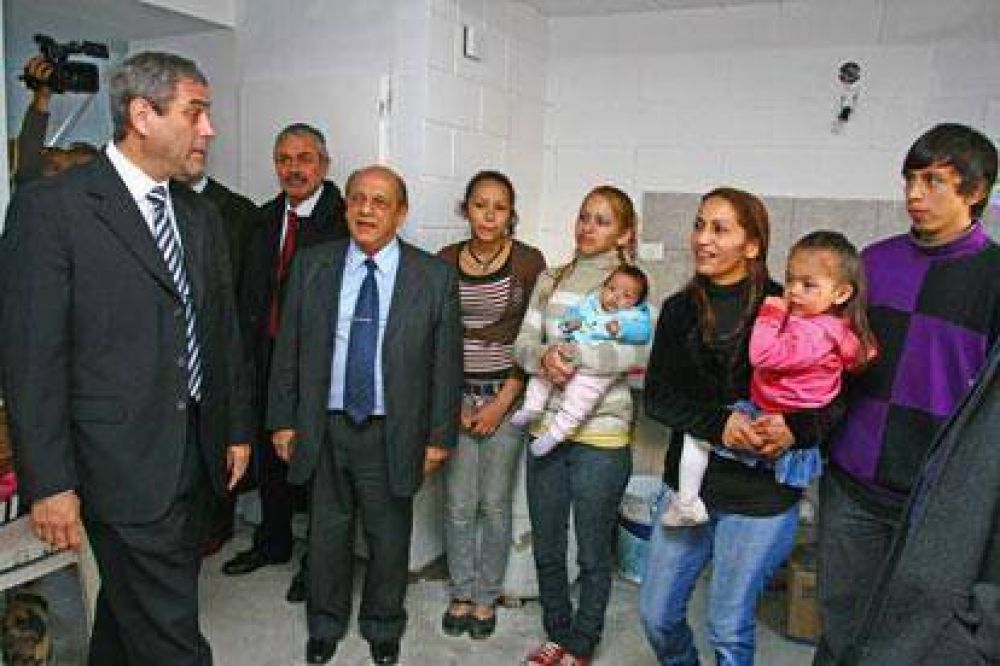 Entregaron viviendas a familias del asentamiento lindero al Puente Bosch 