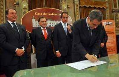 Avellaneda firm� un convenio con la Provincia para realizar mejoras en las Comisar�as de forma descentralizada 