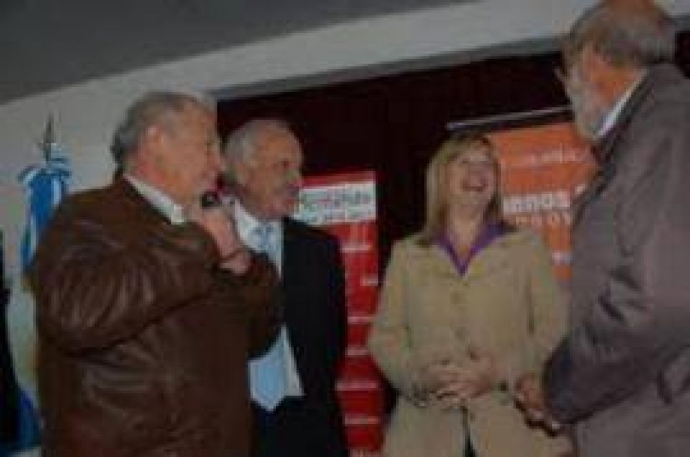 Feito, en compa��a de Carabelli y Zapata, acompa�� a �lvarez Rodr�guez 