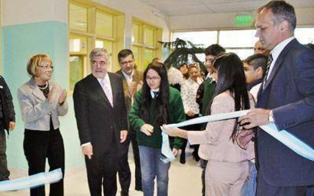 Das Neves inaugur� en tres escuelas obras de ampliaci�n y remodelaci�n