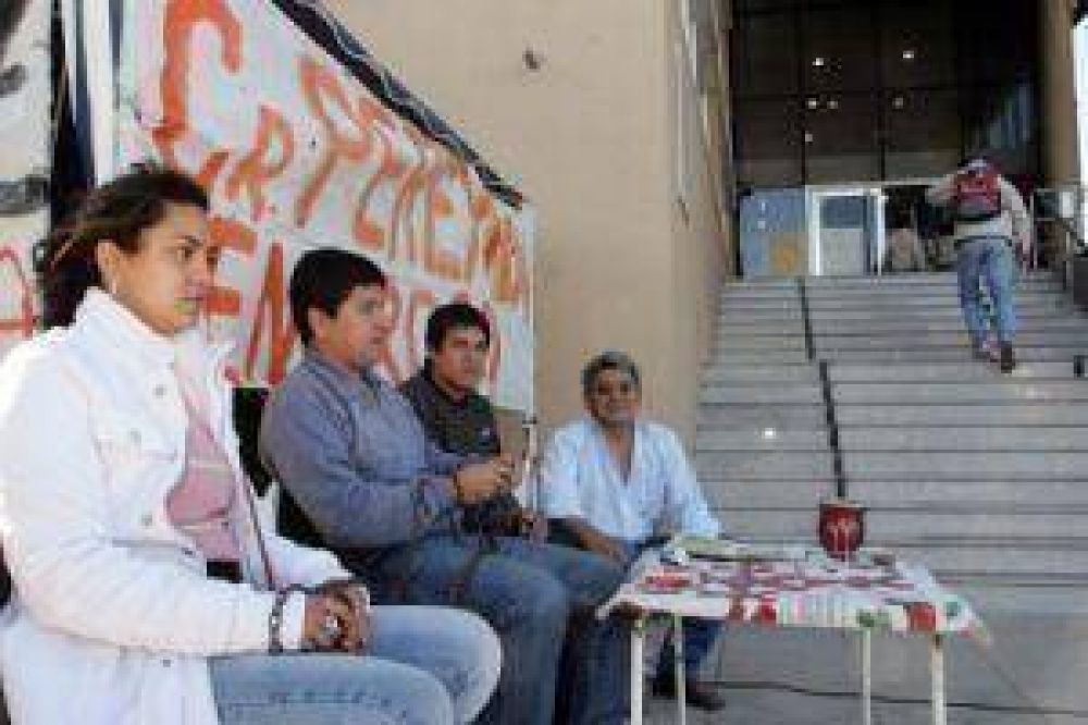 Gremio de la ATP mantiene firme la protesta denunciando irregularidades en ingreso de personal 