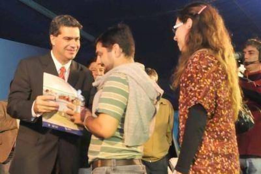 Capitanich entreg� 60 viviendas para el gremio de empleados legislativos