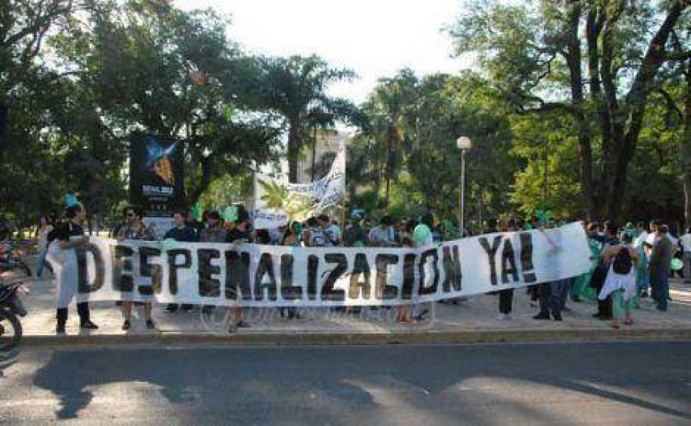 J�venes chaque�os marcharon por la despenalizaci�n de la marihuana