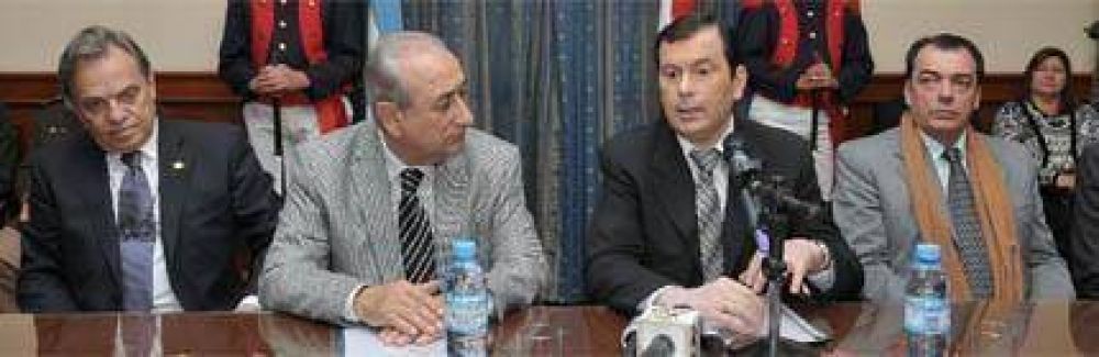 El gobernador Zamora y Puricelli firmaron un convenio de cesi�n de terrenos en Copo 