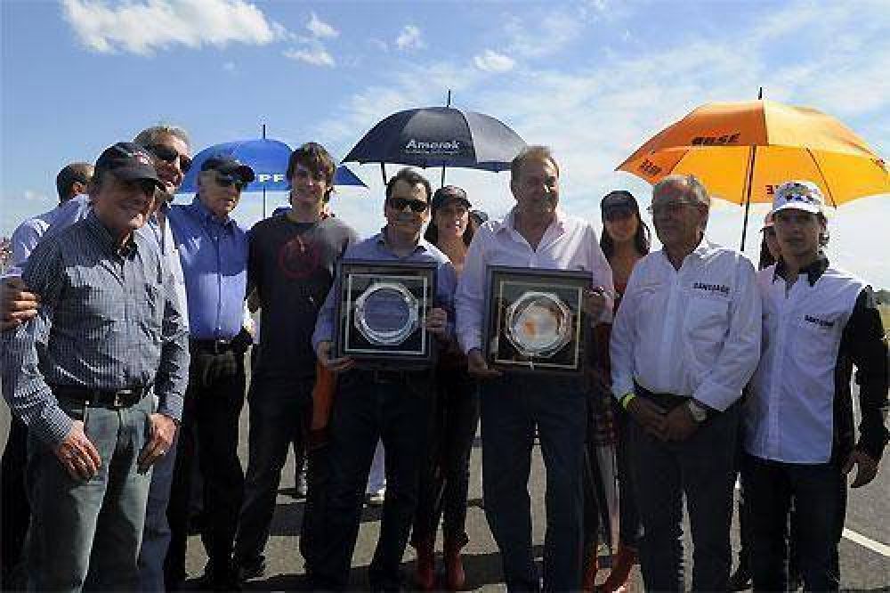 La ACTC entreg� un presente al Gobernador Gerardo Zamora 
