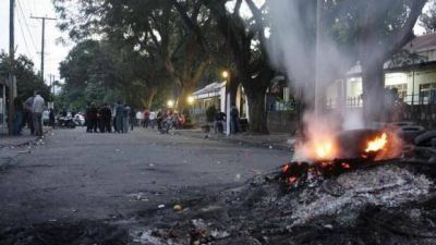 Los polic�as mantienen las protestas mientras esperan una propuesta oficial