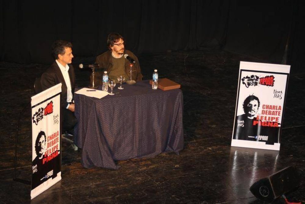 ESCOBAR - FELIPE PIGNA BRINDO UNA CHARLA DEBATE EN EL TEATRO MUNICIPAL