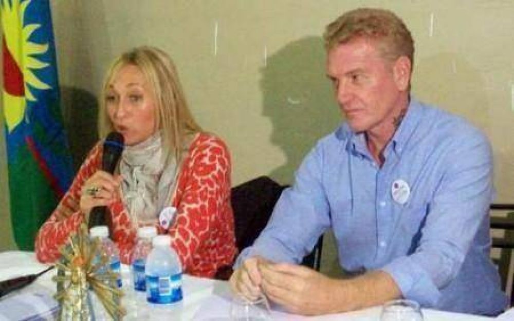 M�nica L�pez y Francisco De Narv�ez realizaron un plenario de mujeres en Luj�n