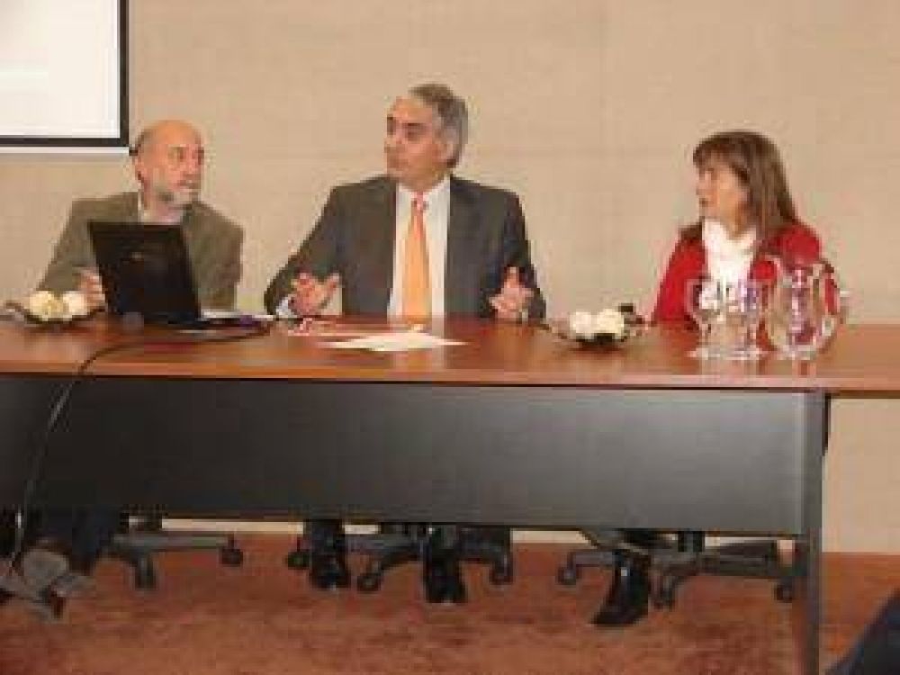 Montoya present� el proyecto de descentralizaci�n provincial