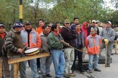 Trabajadores viales cortaron el puente del r�o Chijra