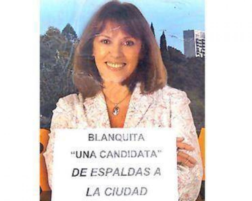 Un cartel con candidata muy fotoshopeada