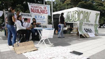 Las protestas convirtieron a la plaza Independencia en un camping