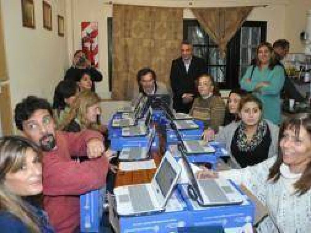 Don Torcuato: Entregaron computadoras de "Conectar Igualdad"
