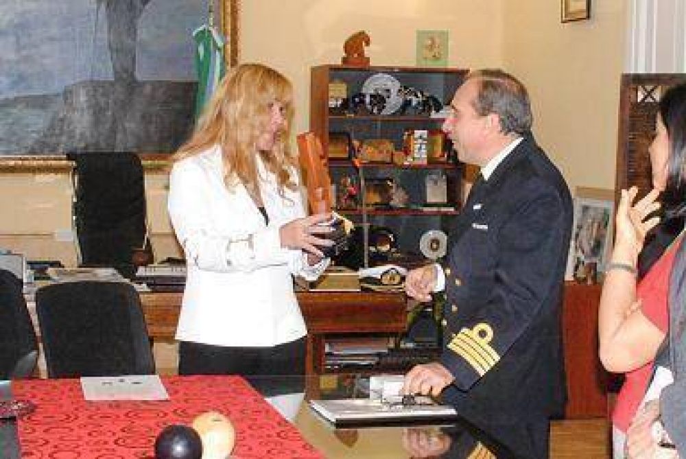 La intendenta recibi� al comandante del �rea Naval de la Armada Argentina