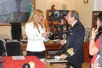 La intendenta recibi� al comandante del �rea Naval de la Armada Argentina