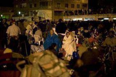 Miles de personas pasaron la noche a la intemperie por temor a derrumbes en Espa�a