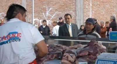 SAN MART�N - "CARNE PARA TODOS" LLEG� A SAN MART�N: CIENTOS DE VECINOS ADQUIRIERON CORTES A PRECIOS ECON�MICOS 