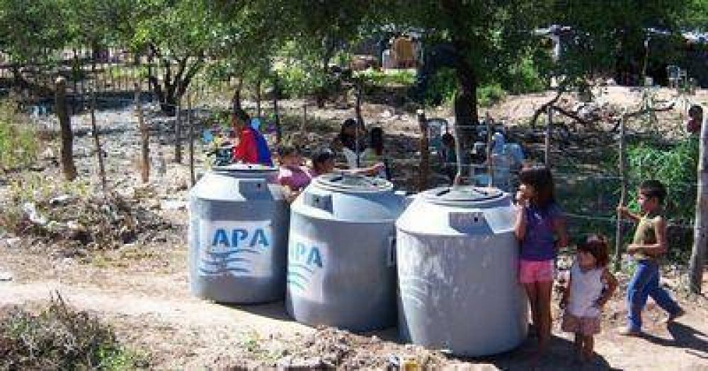 La provisi�n de agua potable llega a las familias de El Impenetrable