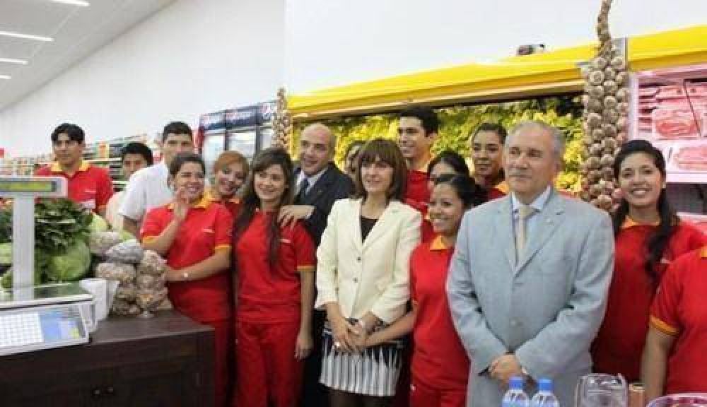 El gobernador asisti a la inauguracin de un supermercado