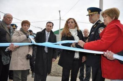 R�os inaugur� Comisar�a despu�s de 20 meses de demora y dice que refleja el compromiso del gobierno 