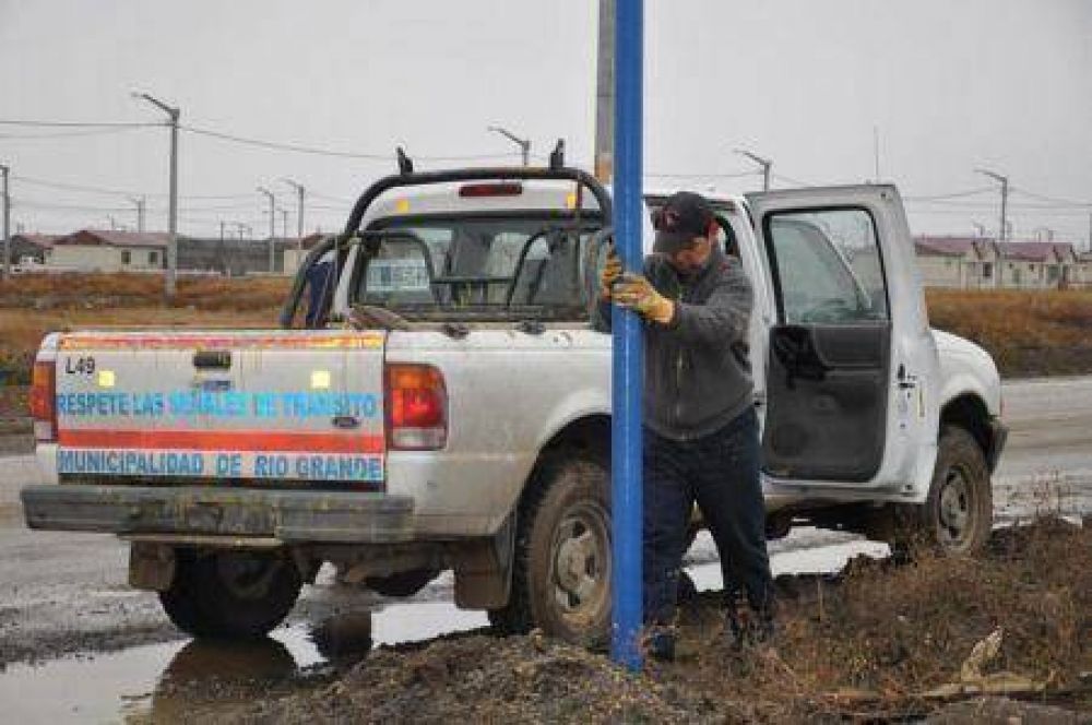 A pedido de los vecinos, el Municipio comenz� a colocar se�alizaciones en Chacra XIII 