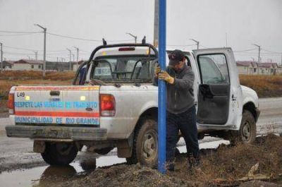 A pedido de los vecinos, el Municipio comenz� a colocar se�alizaciones en Chacra XIII 