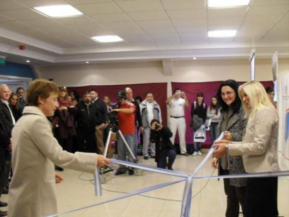 Con l�grimas Fabiana R�os inaugur� la Expo Acad�mica 2011 