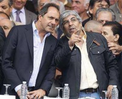 Scioli se reuni� con Moyano en medio de la disputa con Massa